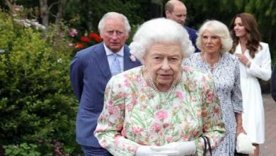 عرض ملابس الملكة إليزابيث في معرض ملكي احتفالاً باليوبيل البلاتيني