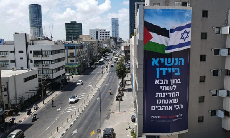 علم فلسطيني ضخم وسط تل أبيب يثير أزمة والسلطات الاسرائيلية تطلب إزالته