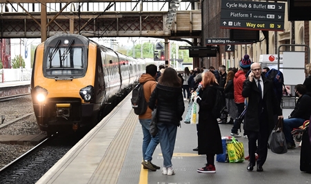 عمال السكك الحديدية بالمملكة المتحدة يصوتون بالموافقة على اضراب يهدد بمزيد من العرقلة لقطاع السفر