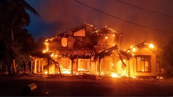 محتجون يضرمون النار في منزل رئيس وزراء سريلانكا