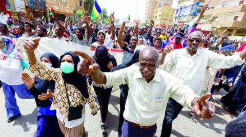 مدن سودانية تنتفض... وحشود قرب القصر