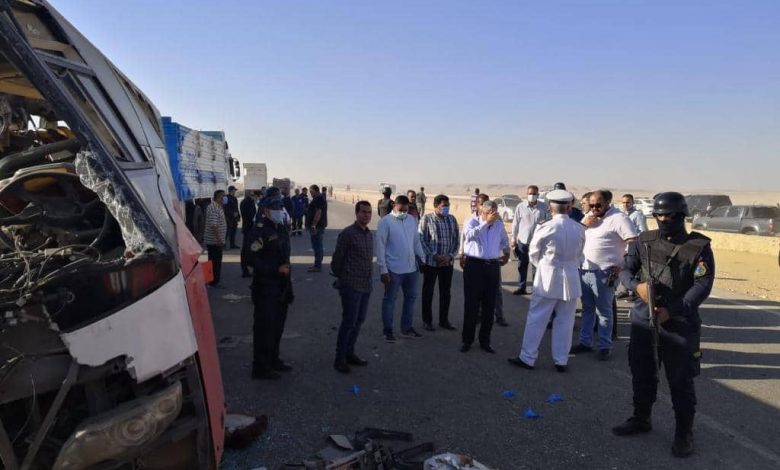 مصرع 23 شخصا وإصابة 33 في تصادم أتوبيس بسيارة نقل بمقطورة بالطريق الصحراوي الشرقي