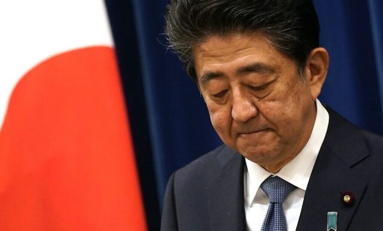مقتل رئيس الوزراء الياباني السابق شينزو آبي بالرصاص خلال تجمع انتخابي