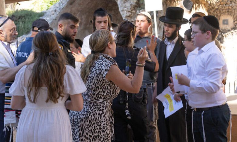 يهود حريديم يقاطعون طقوس حفل بلوغ ديني لعائلة أمريكية في الحائط الغربي ويقومون بتمزيق كتب صلاة