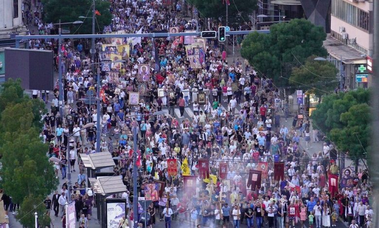 آلاف الصرب الأرثوذكس يتظاهرون ضد تنظيم "مسيرة الفخر" الأوروبية للمثليين