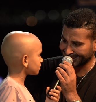 أحمد سعد يلبي رغبة طفل مريض سرطان بمشاركته في غناء صاحبي يا جدع
