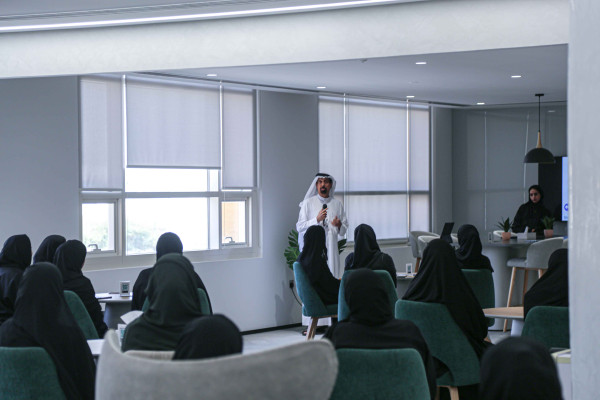 "إسلامية دبي" تحتفي بيوم المرأة الإماراتية