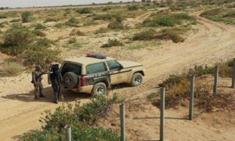 «الأمن البيئي» تنقذ 4 مواطنين علقت مركبتهم في الرمال - أخبار السعودية