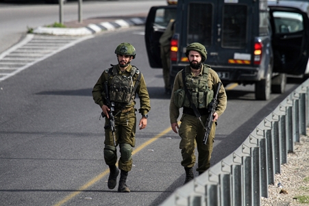 الجيش الإسرائيلي: إطلاق نار على حافلة قرب قرية سلواد بالضفة