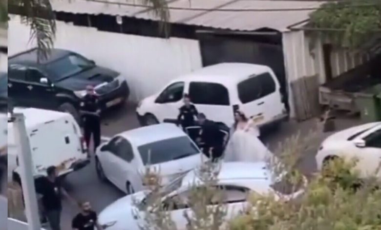 الشرطة تعتقل عروسا بفستان زفافها في بلدة عرابة جراء فرار عريسها المطلوب