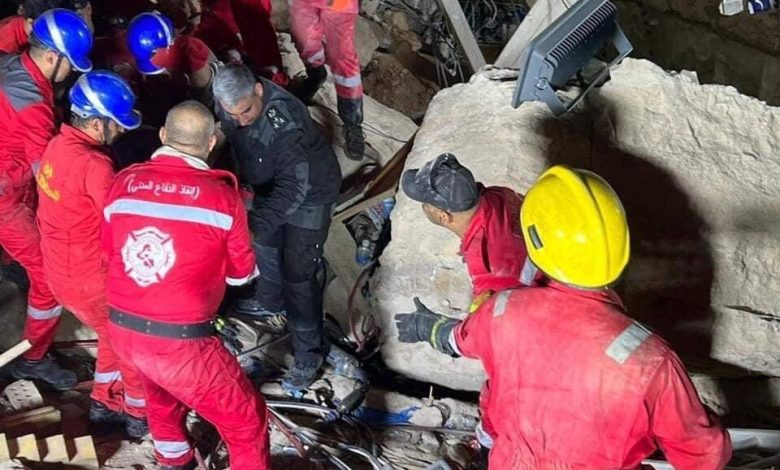 بالصور.. انهيار كتل خرسانية في مزار كربلاء وعمليات لإنقاذ المحاصرين تحت الأنقاض