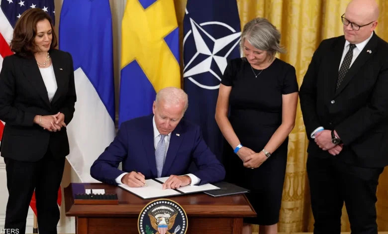 بايدن يصادق على انضمام فنلندا والسويد لحلف “الناتو”