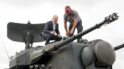 بوتين يأمر بزيادة عدد جيشه... وكييف لمحاكمته دولياً