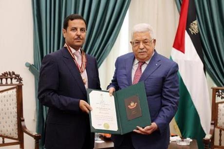 عباس يقلد السفير الأردني نجمة القدس