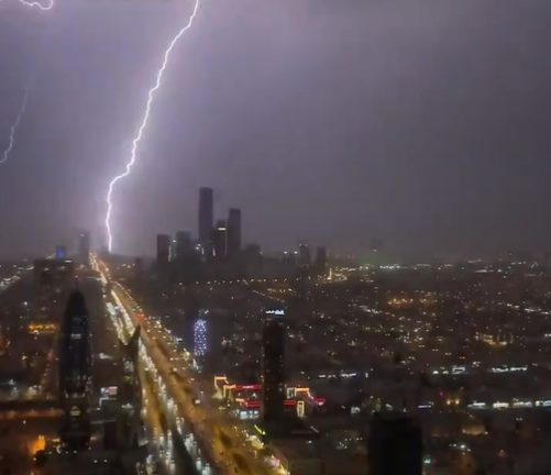 يُسبِّح الرعد بحمده.. شاهد لحظة توثيق سحابة رعدية في الرياض
