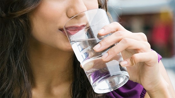 شرب الماء والشيخوخة.. خبيرة طبية تكشف "العلاقة السحرية"