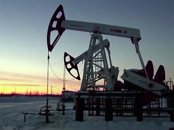 النفط يتجه نحو تسجيل أول انخفاض فصلي منذ عامين