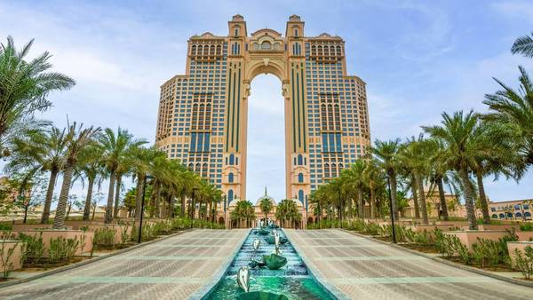 أكور توقع اتفاقية افتتاح فندق ريكسوس مارينا في أبوظبي