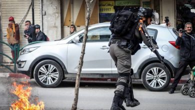 إصابة عنصر من شرطة الاحتلال بزجاجة حارقة قرب العيساوية