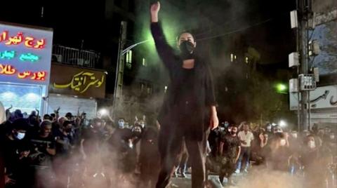 إيران توسّع المظاهرات المضادة والقمع ضد «انتفاضة المرأة»