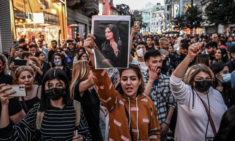 إيرانيات في الشتات يتظاهرن بعد وفاة شابة إيرانية أوقفتها "شرطة الأخلاق"