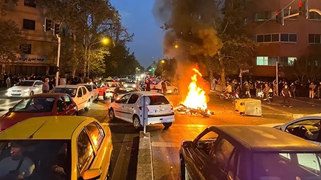 الاحتجاجات مستمرة في إيران.. وقمعها يخلف 75 قتيلاً