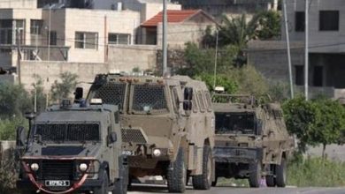 الاحتلال يعتقل فلسطينيين ويفتش منازل غرب حنين