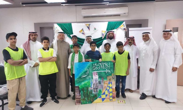 التربية الفنية بمكتب تعليم الجنوب تقيم ورشة عمل فنية استعداداً لمناسبة اليوم الوطني السعودي 92