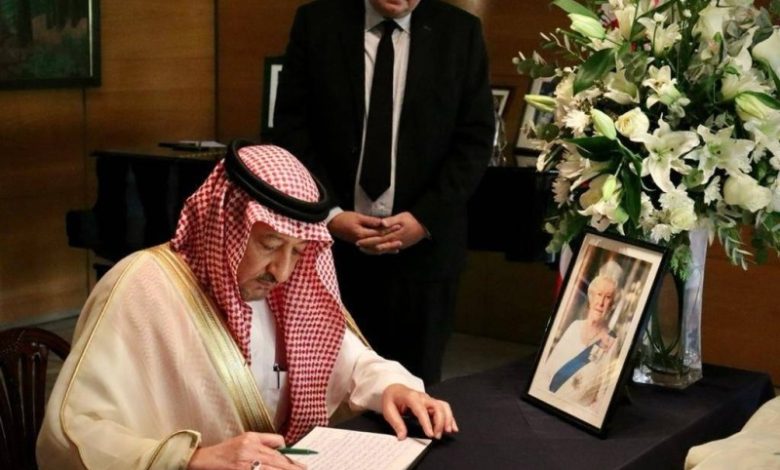 الخريجي يقدم واجب العزاء في وفاة الملكة إليزابيث الثانية - أخبار السعودية