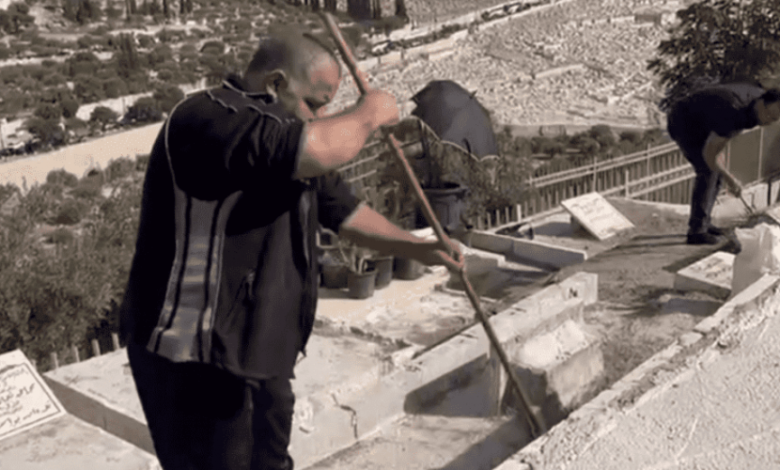 المقدسيون ينظمون حملة تطوعية لتنظيف وصيانة مقابر مدينة القدس