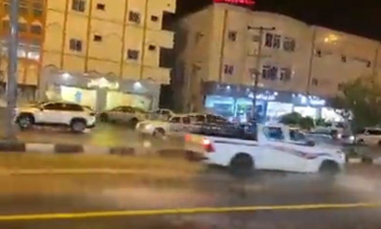 بالفيديو.. هطول أمطار غزيرة على محافظة المجاردة