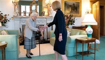 بريطانيا.. الملكة إليزابيث الثانية تكلف ليز تراس رسميا بتشكيل حكومة جديدة