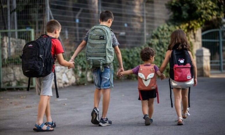 بعد أسابيع من عدم اليقين، 2.5 مليون طالب إسرائيلي يفتتحون العام الدراسي
