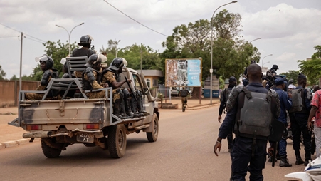 جيش بوركينا فاسو يطيح بالرئيس ويحل الحكومة ويغلق الحدود حتى إشعار آخر