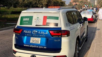 "دوريات شرطة أبوظبي" تتزين بشعار "معا أبدا" احتفاء باليوم الوطني للسعودية
