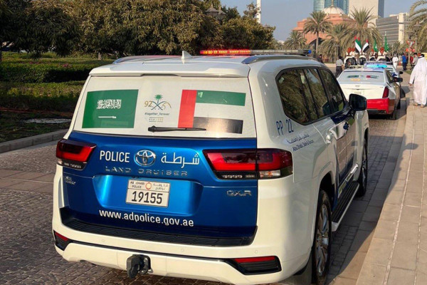 "دوريات شرطة أبوظبي" تتزين بشعار "معا أبدا" احتفاء باليوم الوطني للسعودية