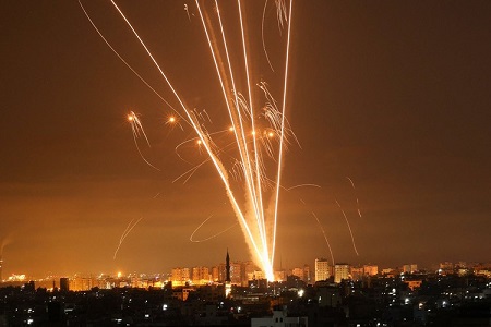 صحيفة: "رسائل حرب" بين حماس والاحتلال.. و"تحركات جديدة" بشأن صفقة تبادل الأسرى
