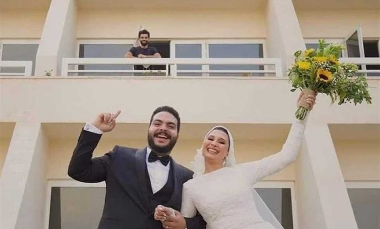 فيديو- محمد صلاح يفاجئ عروسين في حفل زفافهما بالاسكندرية