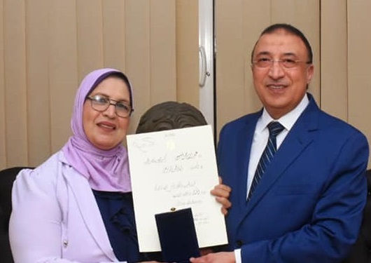 محافظ الإسكندرية يسلم الأم المثالية وسام الكمال من الرئيس