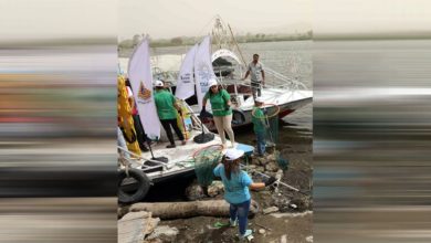 محافظ المنيا يشهد أعمال حملة تطهير نهر النيل وتنظيفه من المخلفات