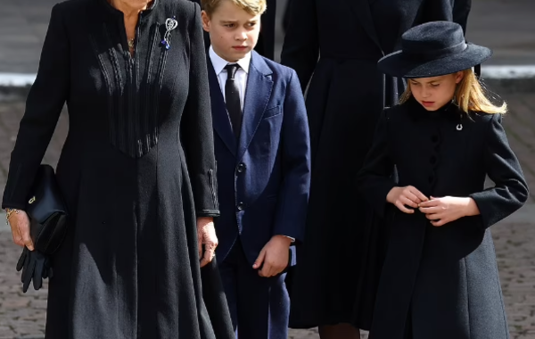 هكذا كرّمت كيت ميدلتون وابنتها الأميرة شارلوت، الملكة إليزابيث في جنازتها