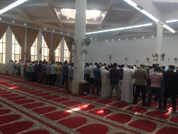 90 مسجداً في الكويت أدوا صلاة كسوف الشمس