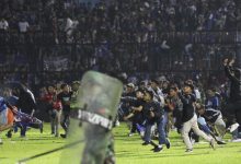 129 قتيلا على الأقل جراء أعمال عنف خلال مباراة لكرة القدم في إندونيسيا  الشرطة