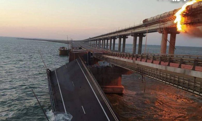 شاحنة مفخخة تفجر «جسر القرم» الذي يربطها بروسيا