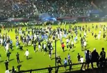 32 طفلًا ضمن ضحايا التدافع داخل ملعب لكرة القدم بإندونيسيا