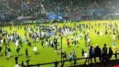 32 طفلًا ضمن ضحايا التدافع داخل ملعب لكرة القدم بإندونيسيا