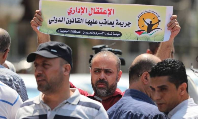 50 أسيراً يعلقون إضرابهم عن الطعام