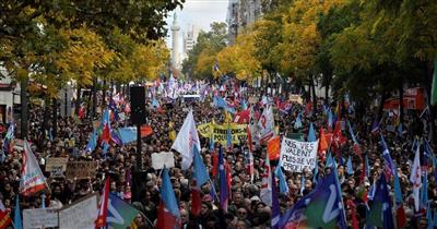 آلاف الأشخاص يتظاهرون في باريس احتجاجا على ارتفاع تكاليف المعيشة