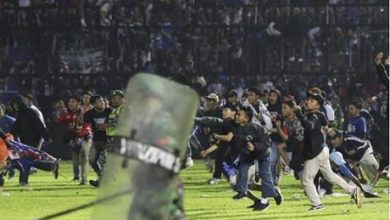 أول قرار لرئيس إندونيسيا بعد مقتل 125 شخصا في ملعب لكرة قدم