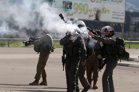 الاحتلال يعتقل ثلاثة فلسطينيين من الخليل